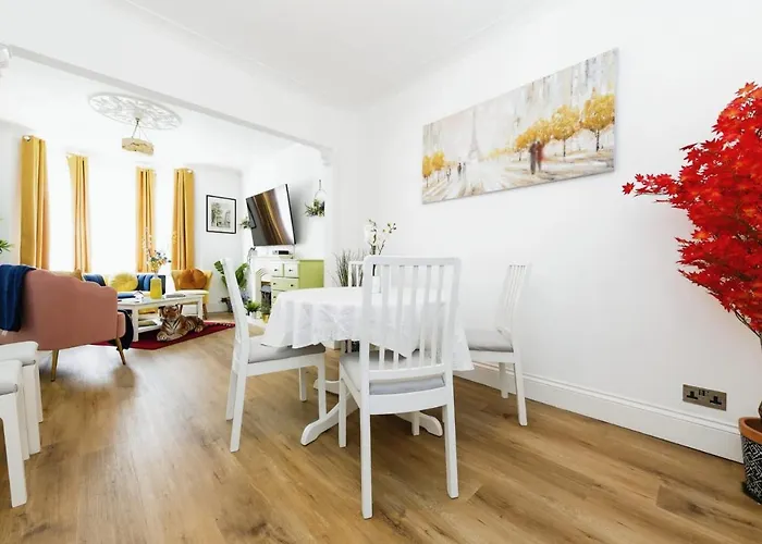 Your Chic 3Br Home Comfort And Style In London